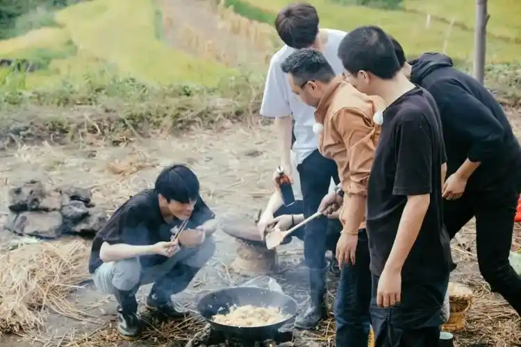 今天是防卫大闸⛓️快船官方晒出赢球海报 哈登成为封面人物