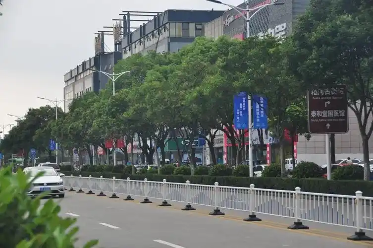 火箭需求的是能持球的锋线，杰伦格林现在许多队都拿锋线去防卫杰伦格林，就因为我咱们没有持球进攻的锋线仅有有潜质的惠特莫尔尺度也不够大，现在在当饮水机