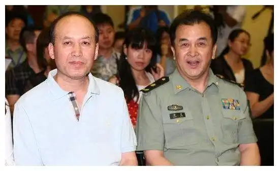 如果太阳签没有选后卫，那么我们现有阵容拿出谁可以去尝试报价一下雷霆的托皮齐？